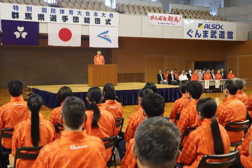 写真：選手団を激励する山本知事