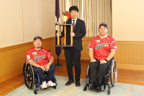 写真：記念撮影する山本知事と大谷選手と平井選手