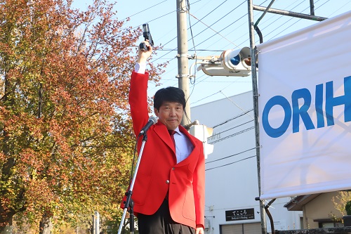 写真：フルマラソンのスターターを務める山本知事