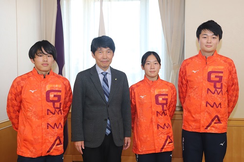 写真：記念撮影する山本知事と五味選手、乗松選手、中村選手