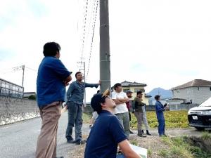 （画像）ドローンを見つめる会員