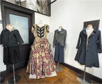 桐生織の生地で作られた洋服やドレスの写真