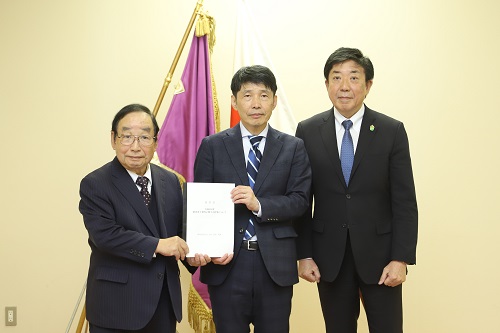 写真：要望書を受け取る山本知事と富岡高崎市長、山本前橋市長