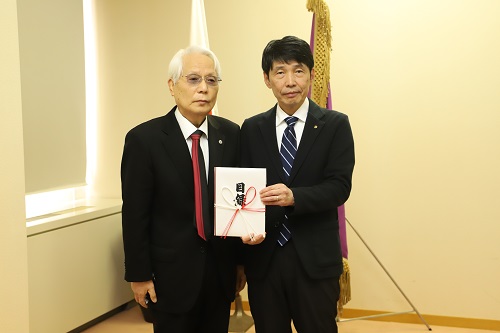 写真：記念撮影する山本知事と長尾会長