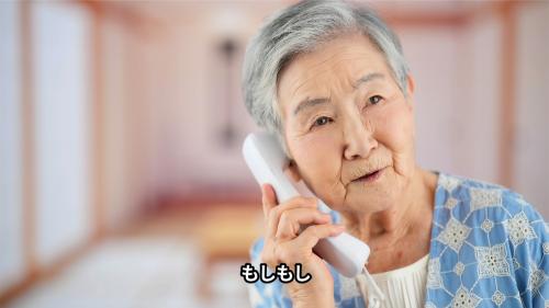 対策装置を取り付けた高齢者と孫の電話風景の動画