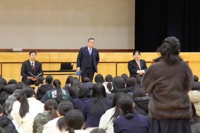 生徒からの質問を聞く議員の様子の画像