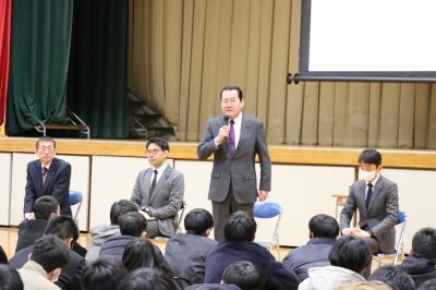 あいさつをする川野辺達也副議長の画像