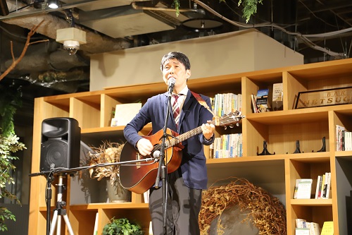 写真：歌唱する山本知事