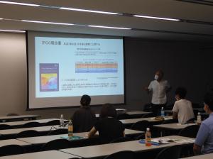 群馬大学西薗大実名誉教授による講義「気候変動・エネルギー」の様子