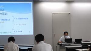 環境保全課職員による講義「大気汚染の現状とその課題について」の様子