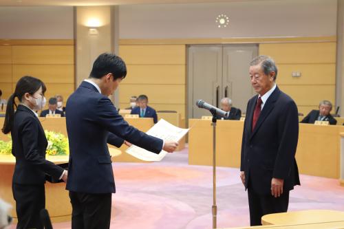 写真：知事感謝状を贈呈する山本知事