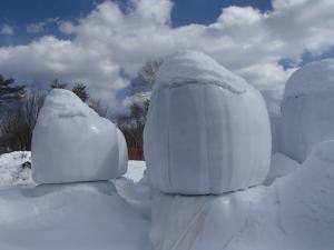 ヘイレージの上に雪が積もっている写真