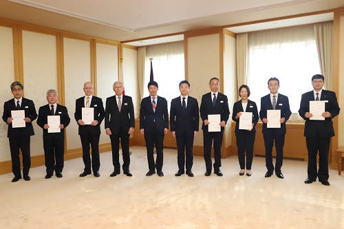 写真：記念撮影する山本知事と部長たち