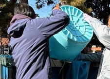 計量したアユをトラックの水槽へ移している様子の写真です