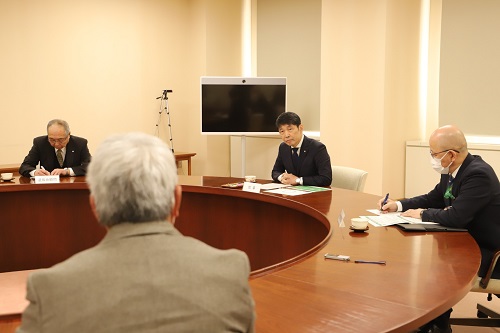 写真：意見を聞く山本知事