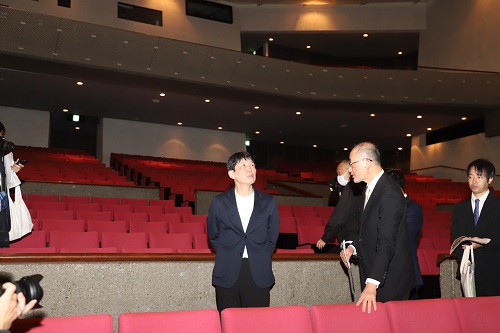 説明を受ける山本知事