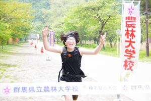 ゴールを切る女子学生の写真