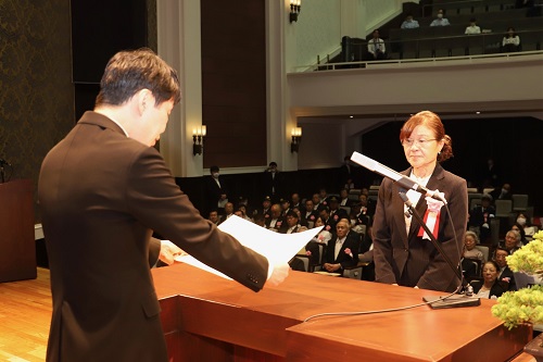 写真：表彰状を授与する山本知事