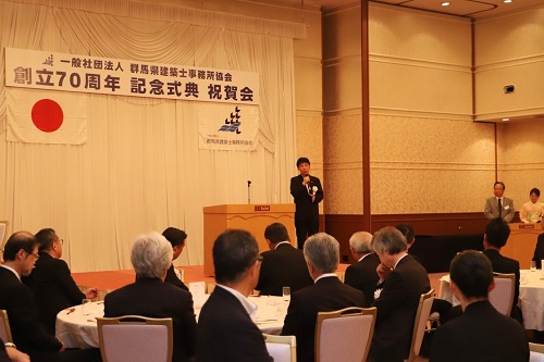 写真：挨拶する山本知事