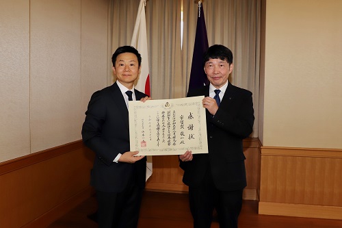 感謝状を授与する山本知事
