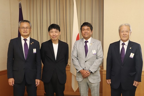 写真：記念撮影する出席者