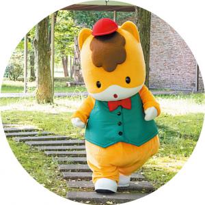 館内を散策するぐんまちゃんの写真