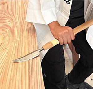 伝統的な宮大工道具「槍鉋」の写真