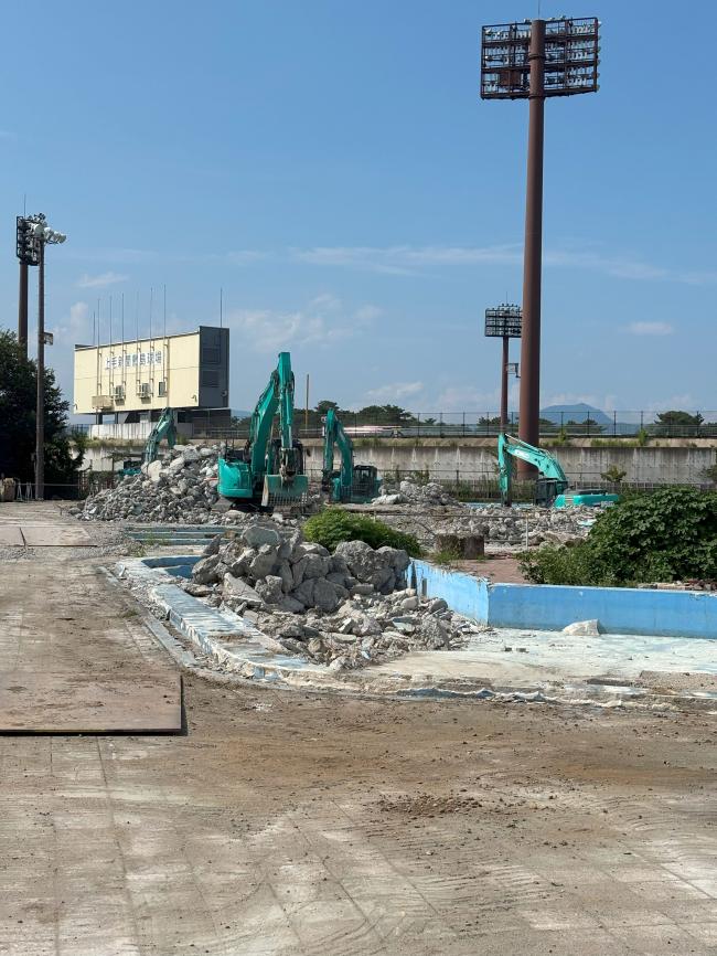 屋外プールが解体されている画像