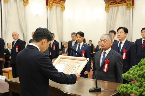 写真:表彰状を授与する山本知事