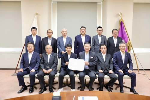 写真:記念撮影する出席者