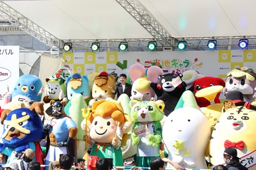 写真:記念撮影する山本知事とキャラクターたち