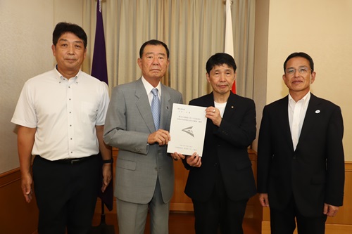 記念写真撮影に臨む山本知事