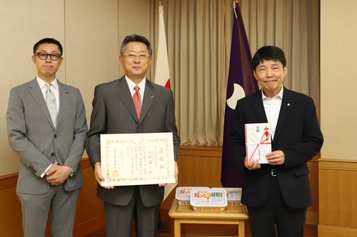 写真：記念撮影する出席者