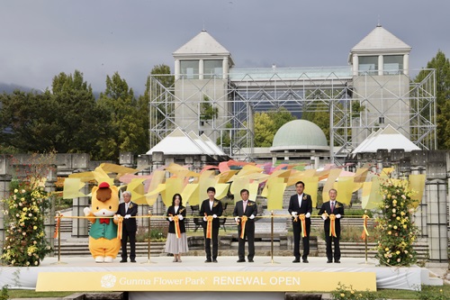 テープカットをする山本知事と関係者