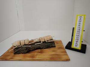 令和７年度木工工作コンクール群馬県素材流通協同組合理事長賞作品「強者同士の戦い」の写真