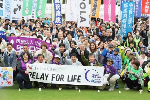 写真:記念撮影する参加者