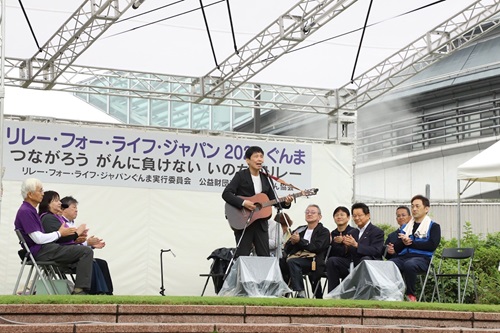 写真:歌を歌う山本知事