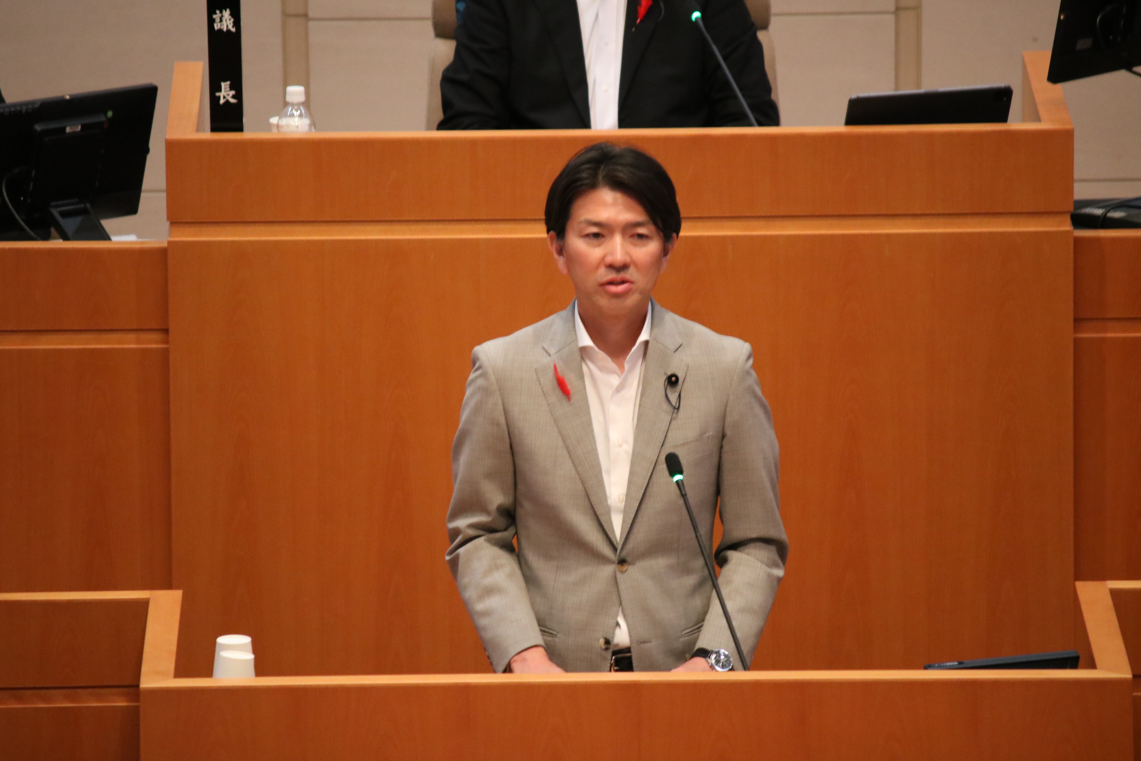 亀山委員長の画像