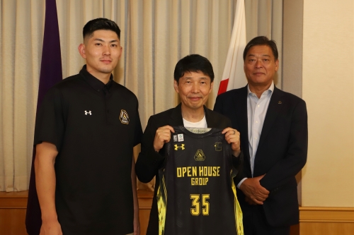 記念写真撮影に臨む山本知事