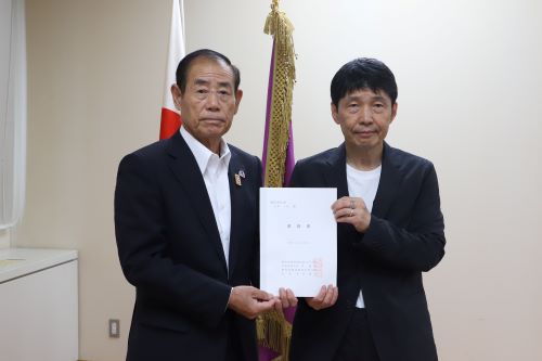 記念写真撮影に臨む山本知事