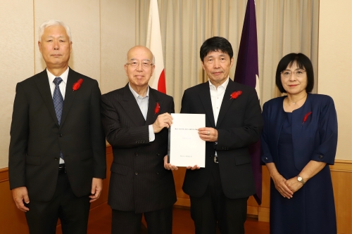 記念写真撮影に臨む山本知事