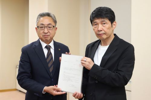 記念写真撮影に臨む山本知事