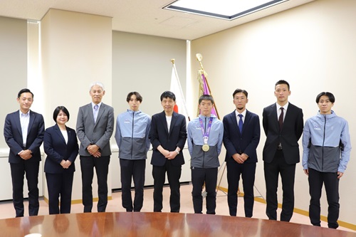 写真:記念撮影する出席者