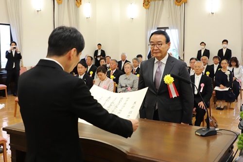 写真:表彰状を授与する山本知事