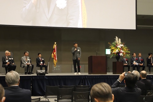 写真:あいさつする山本知事