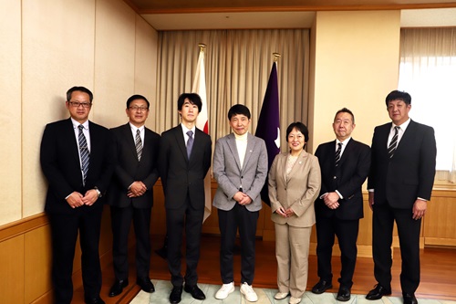 山本知事と出席者の記念写真