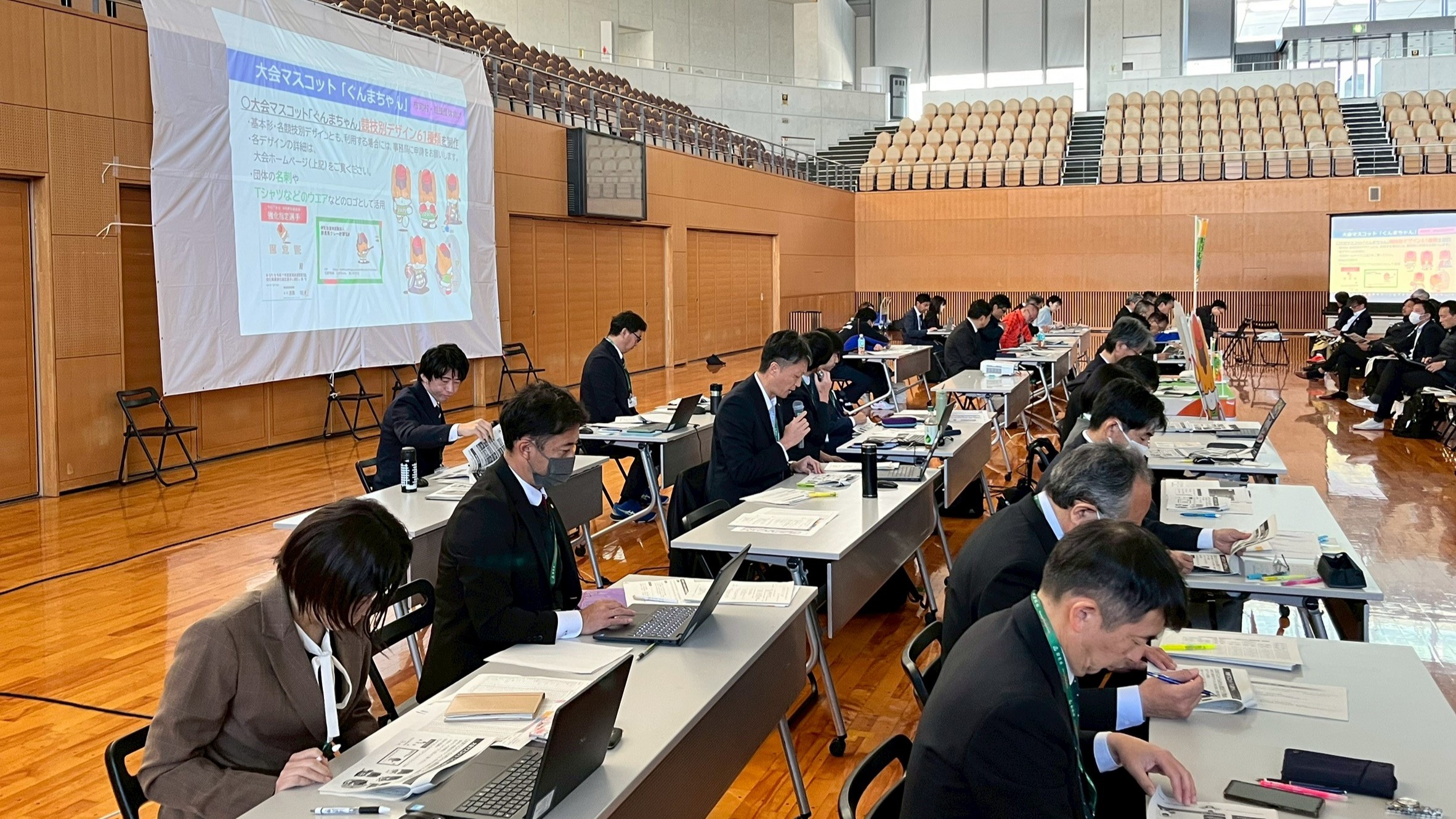 パネリスト側のテーブルの様子の写真