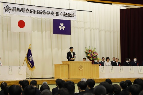 写真:あいさつする山本知事