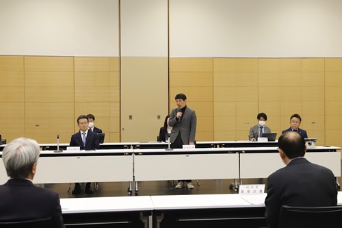 写真:あいさつする山本知事