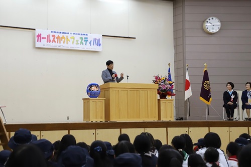 写真:あいさつする山本知事